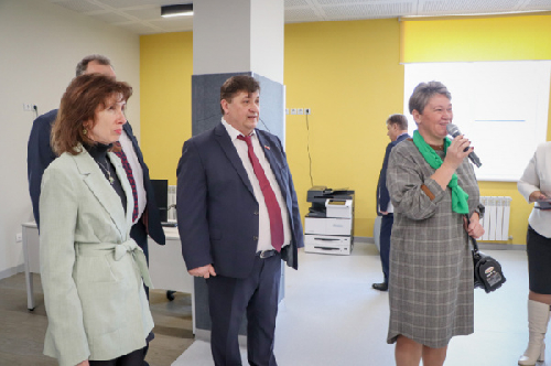 «Территория успеха»: депутаты облдумы оценили новую школу в микрорайоне Новосадовый-41, построенную Корпорацией ЖБК-1.