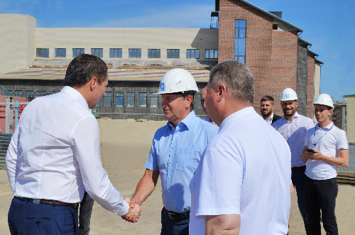 Глава региона Вячеслав Гладков посетил строительный объект -  общеобразовательную школу в п. Новосадовый на 1000 мест, которую возводит Корпорация ЖБК-1. 