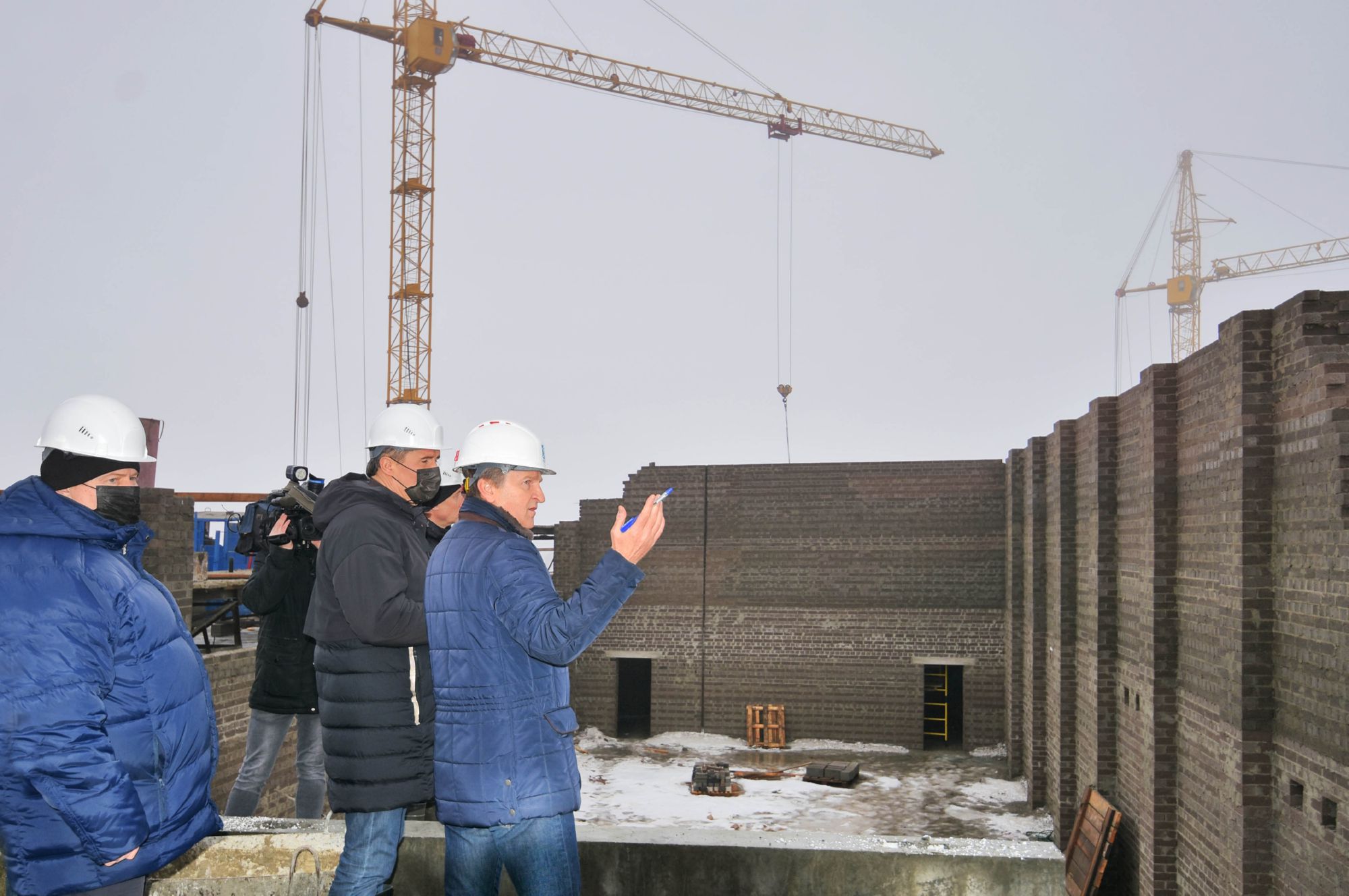Строители ЖБК-1 взводят школу на 1 тыс. мест в мкрн. Новосадовый-41.