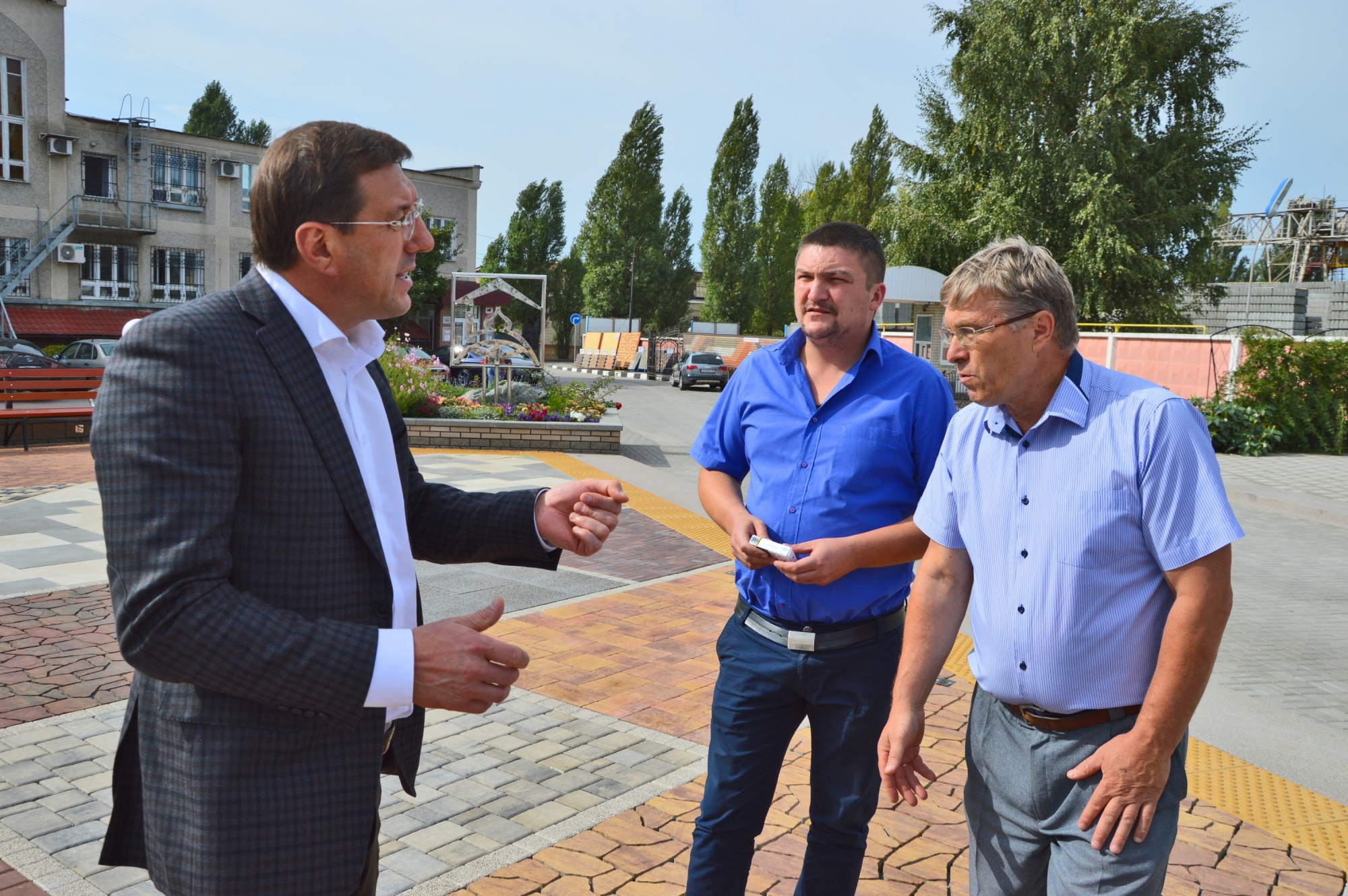 Глава Белгородского района Александр Сергиенко посетил выставочную площадку ЖБК-1.