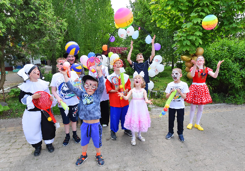 Воспитанников Разуменского дома детства поздравили с праздником игрушками, сладостями и билетами в динопарк