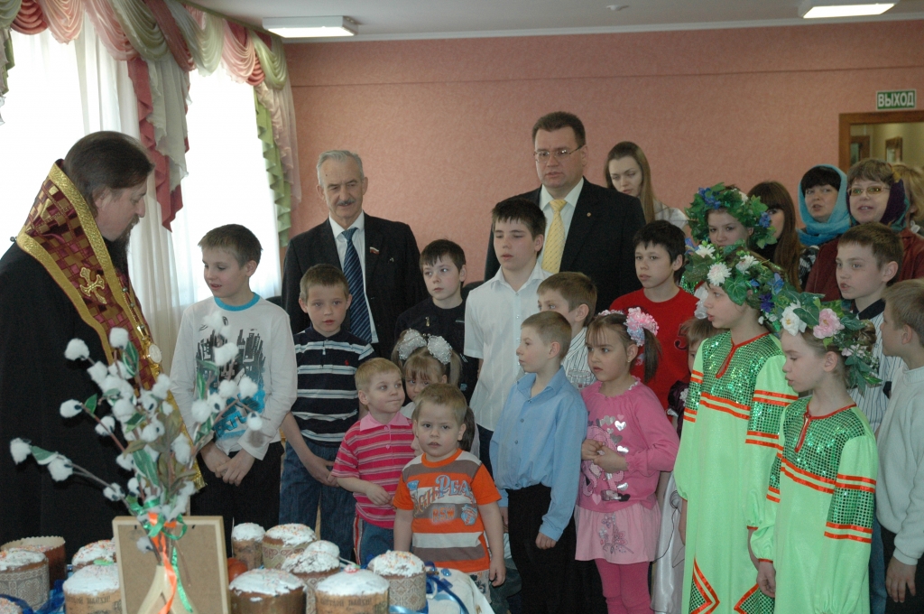 Пасха в Разуменском доме детства - поздравить ребят с праздником приехали владыка Иоанн и Юрий Селиванов