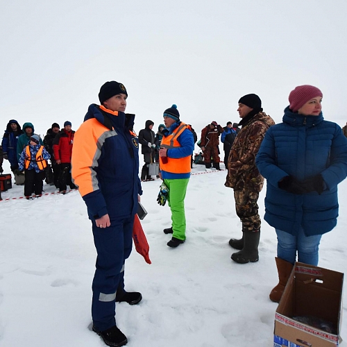 Сотрудники МЧС на льду вместе с рыбаками ЖБК-1. ЗОЛОТАЯ МАРМЫШКА 2019