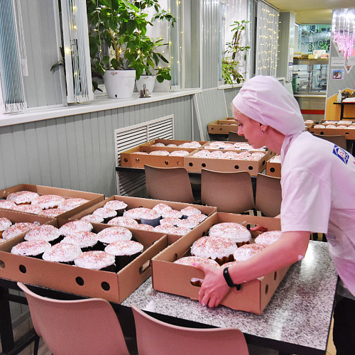 В чистый четверг на Заводе ЖБК-1 освятили 1,5 тысячи пасхальных куличей!